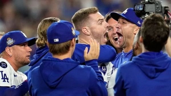 DODGERS SE LLEVAN EL PRIMER JUEGO DE LA SERIE MUNDIAL .